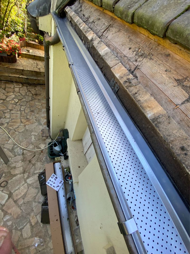 Gouttière nettoyée après pose pare-feuilles Saint-Germain-en-Laye